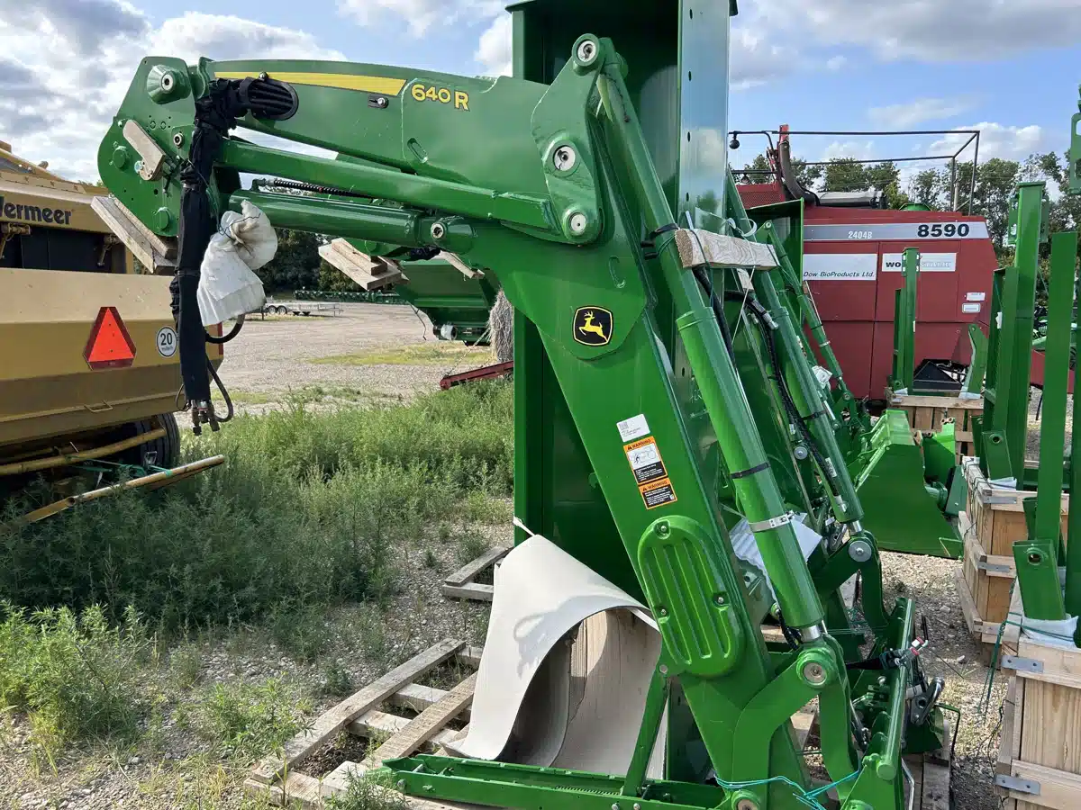 2023 John Deere 640R Tractor Loader