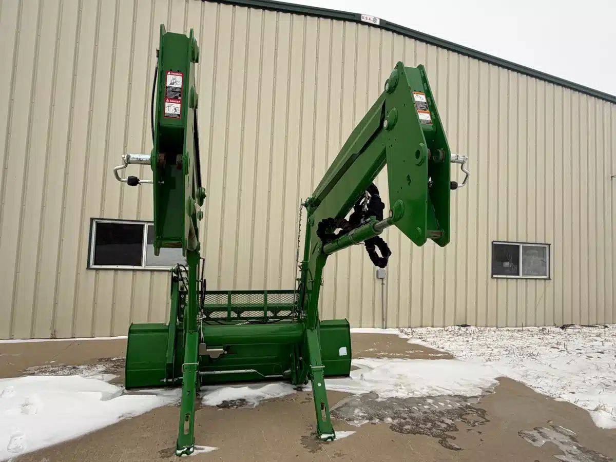 Gallery image 2 for 2024 John Deere 700M Front End Loader