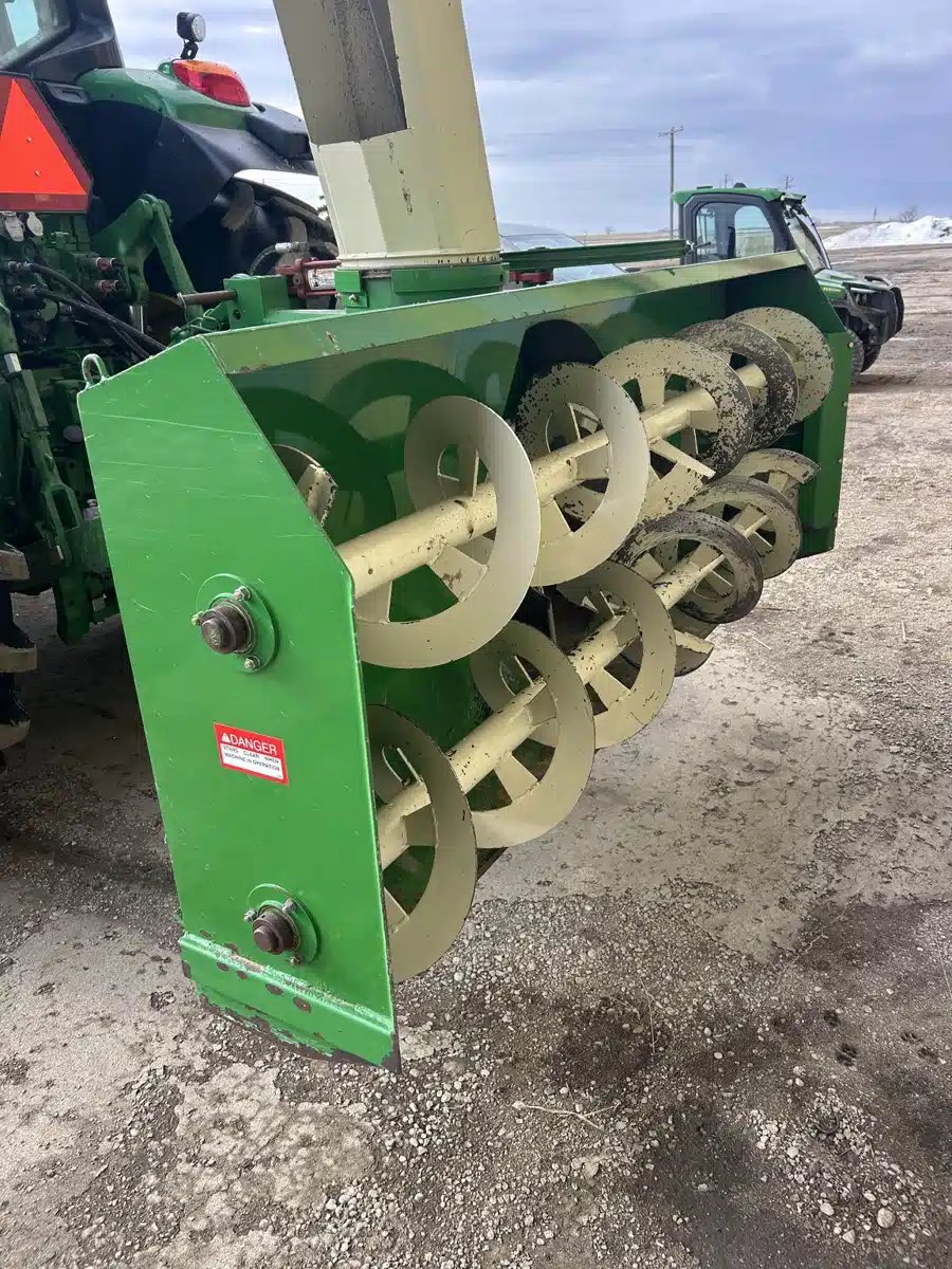 Photo de la Galerie 1 pour 2005 Buhler Farm King Y960 Souffleur à neige