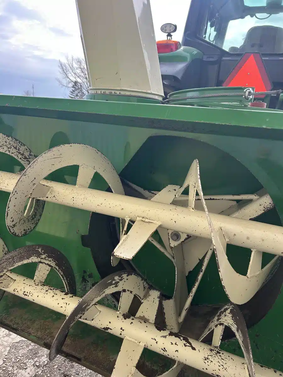 Photo de la Galerie 2 pour 2005 Buhler Farm King Y960 Souffleur à neige
