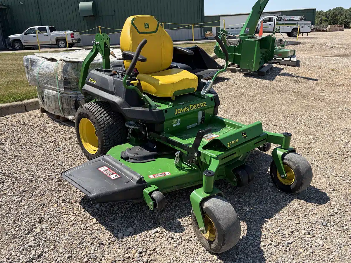 Photo de la Galerie 1 pour 2025 John Deere Z730M Tondeuse à rayon de braquage zéro