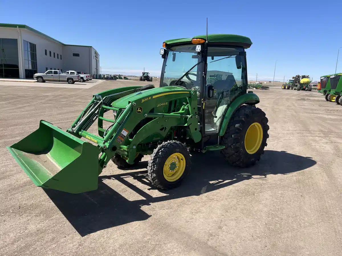 Photo de la Galerie 2 pour 2026 John Deere 3046R Tracteur