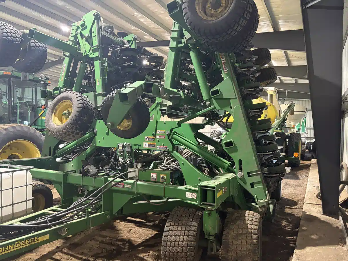 Gallery image 1 for 2013 John Deere 1890 Air Drill