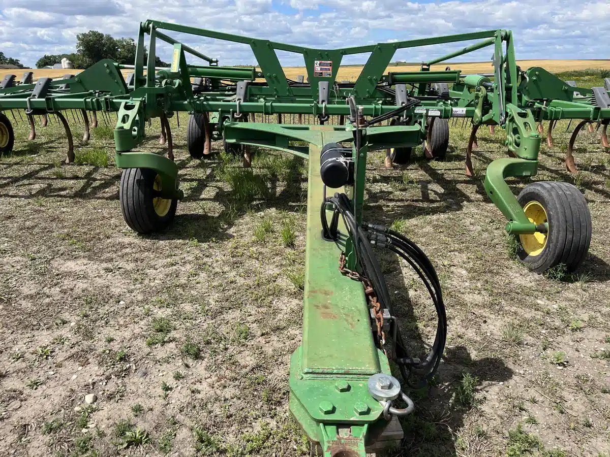 Photo de la Galerie 2 pour 2010 John Deere 2410 Cultivateur Sous-soleur