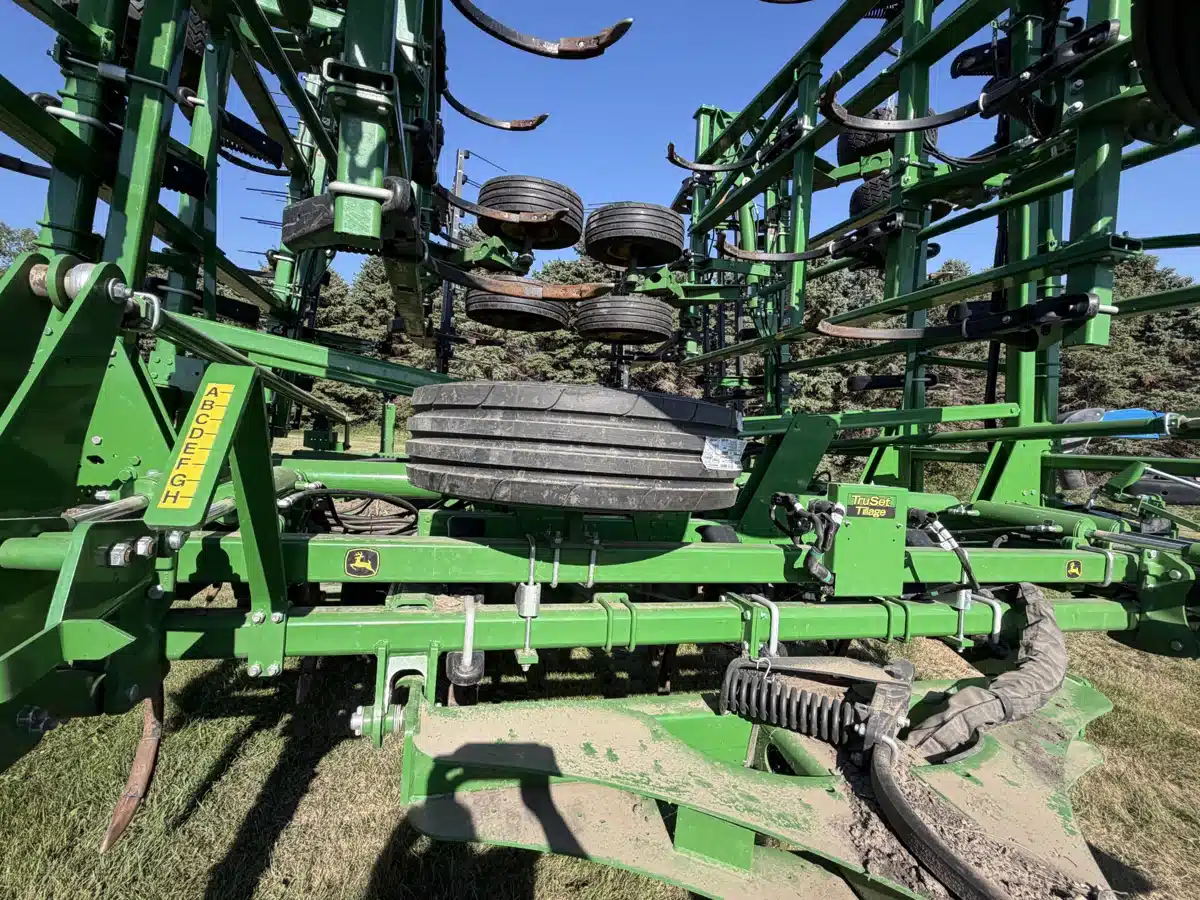 Gallery image 2 for 2026 John Deere 2430 Chisel Plow