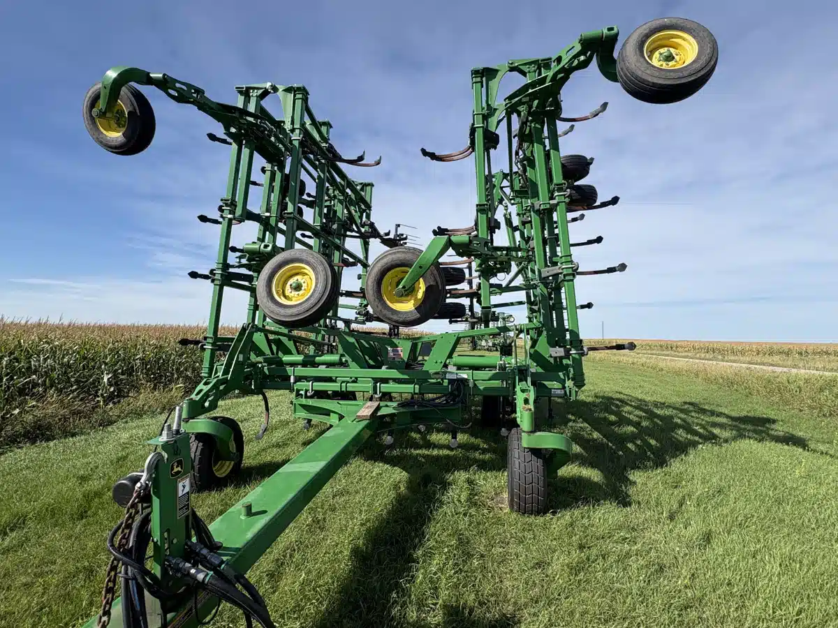 Photo de la Galerie 1 pour 2017 John Deere 2410 Cultivateur Sous-soleur