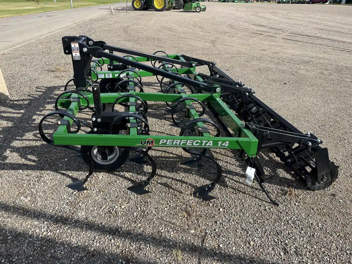 Photo de la Galerie 2 pour 2027 Unverferth Perfecta 14 Cultivateur