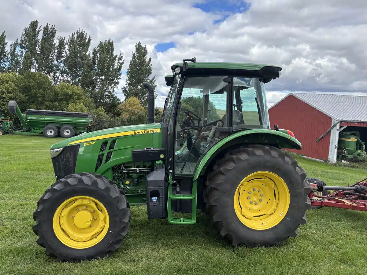 Gallery image 1 for 2022 John Deere 5125M Tractor