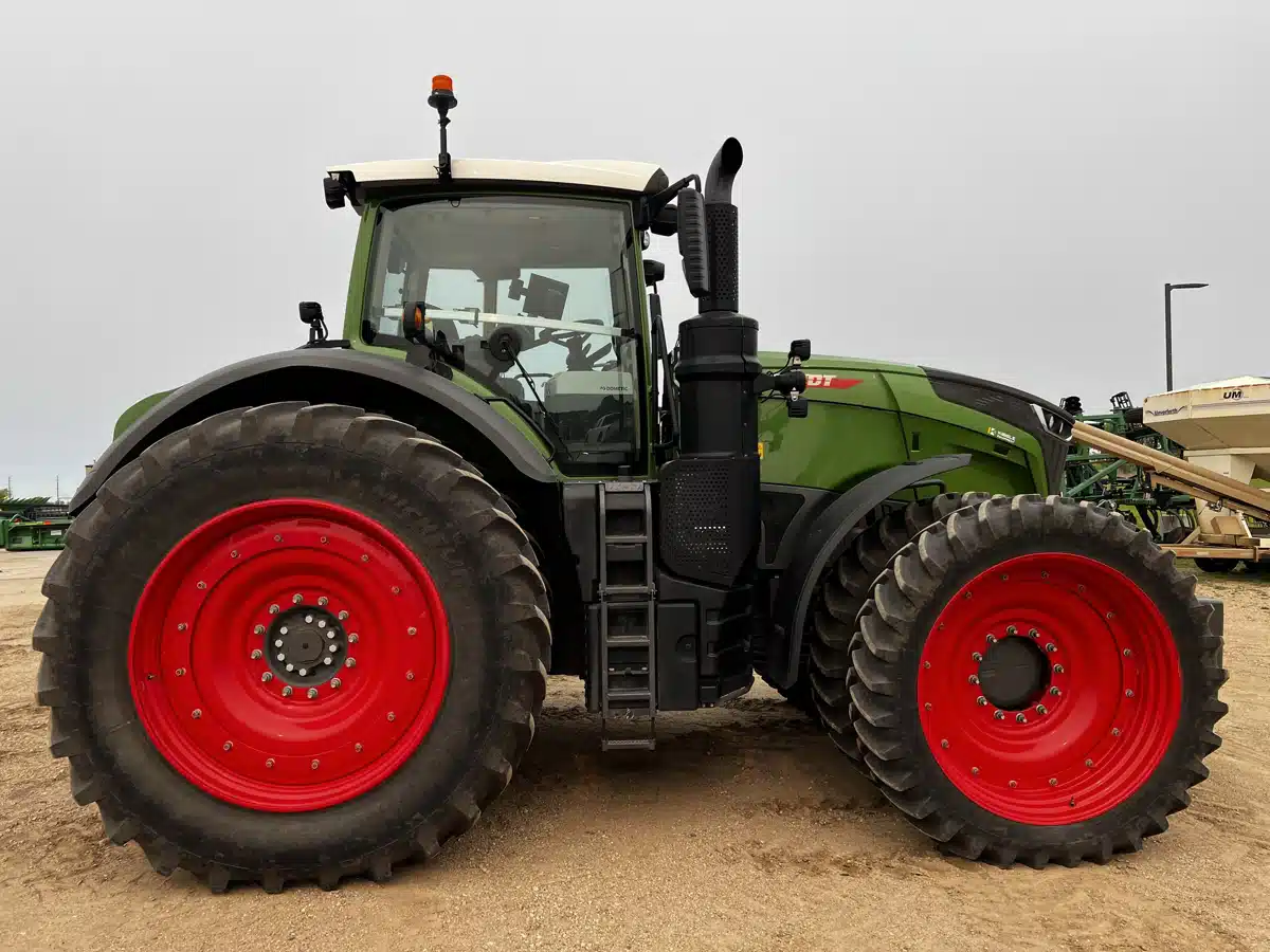Gallery image 2 for Used 2023 Fendt 1042 VARIO Tractor
