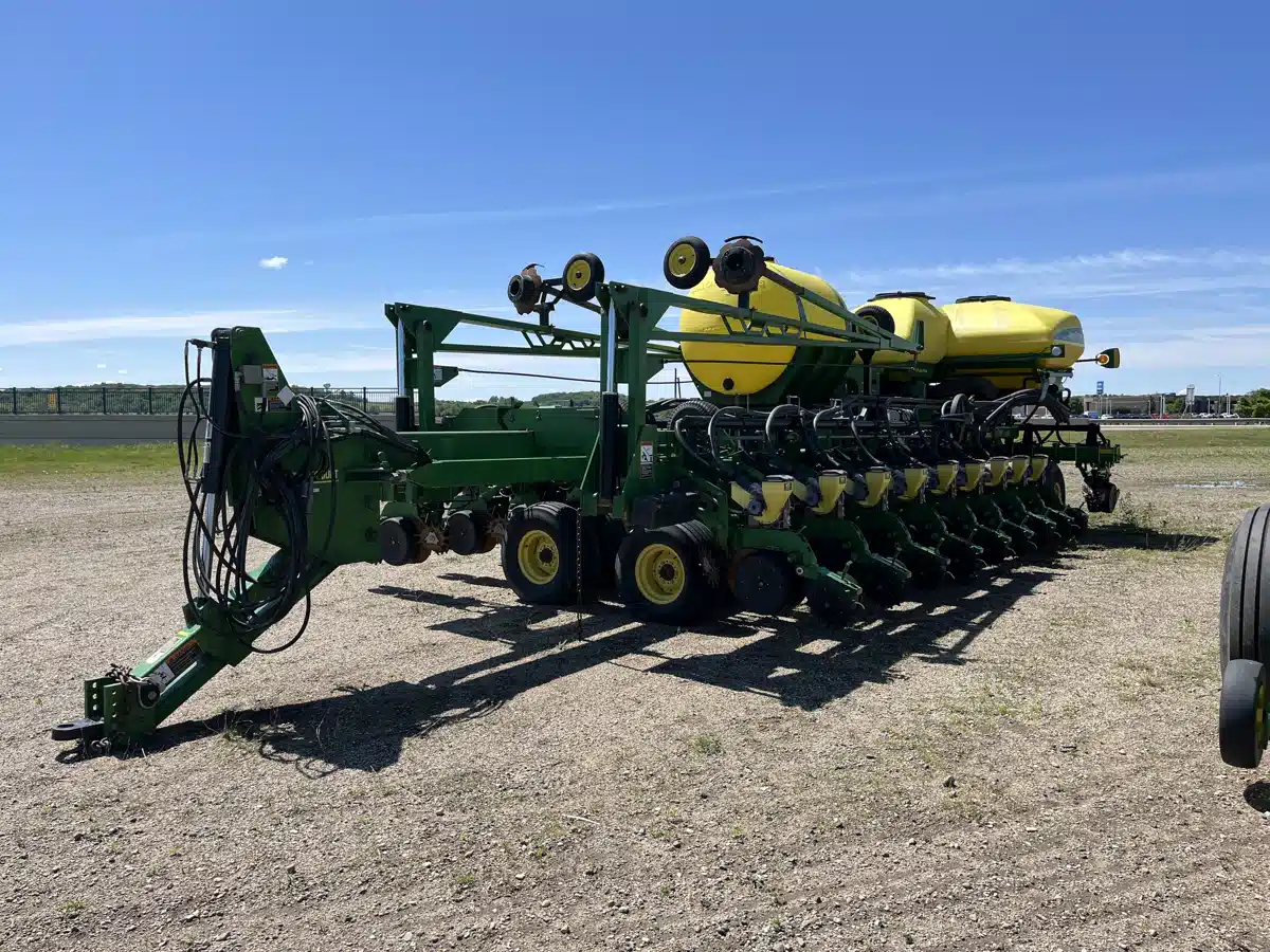 Gallery image 2 for Used 2006 John Deere DB44 Planter
