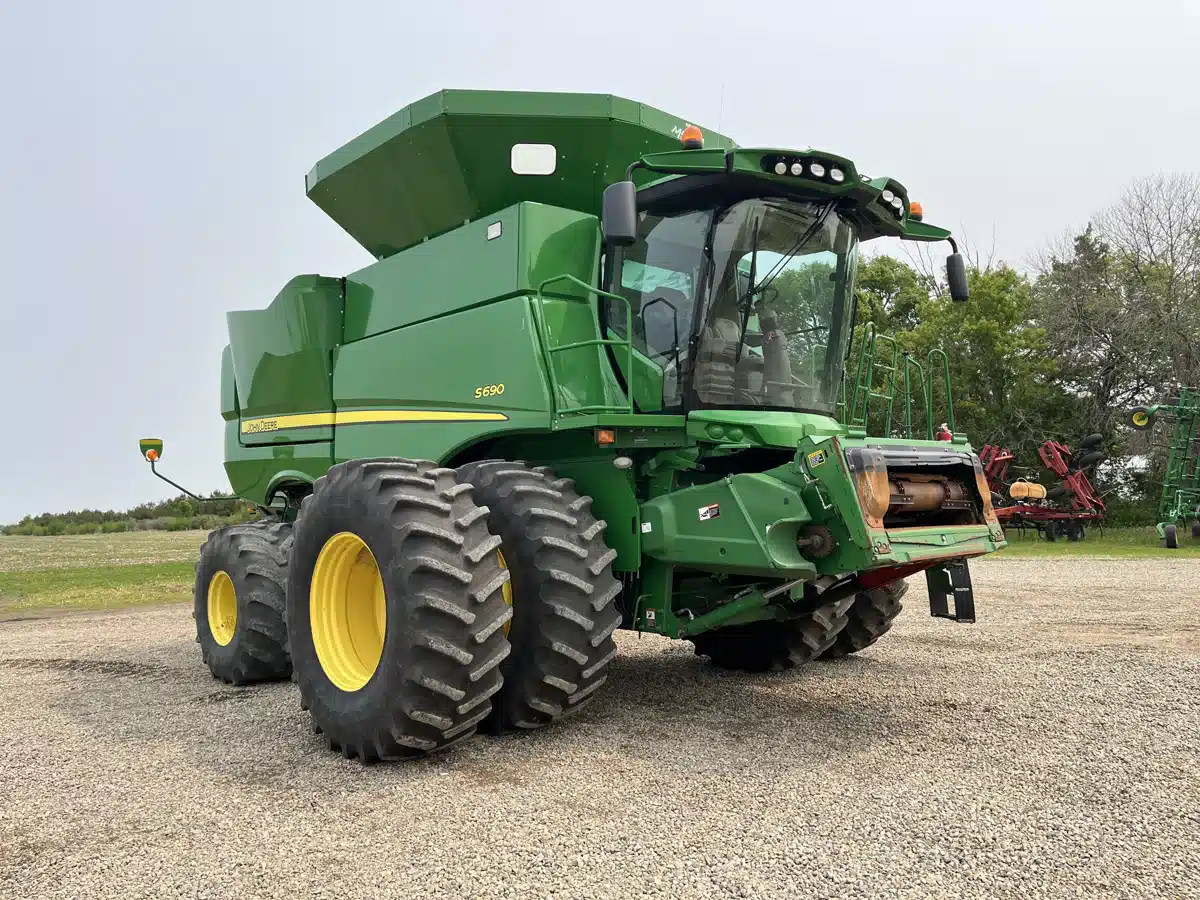 Gallery image 1 for Used 2017 John Deere S690 Combine