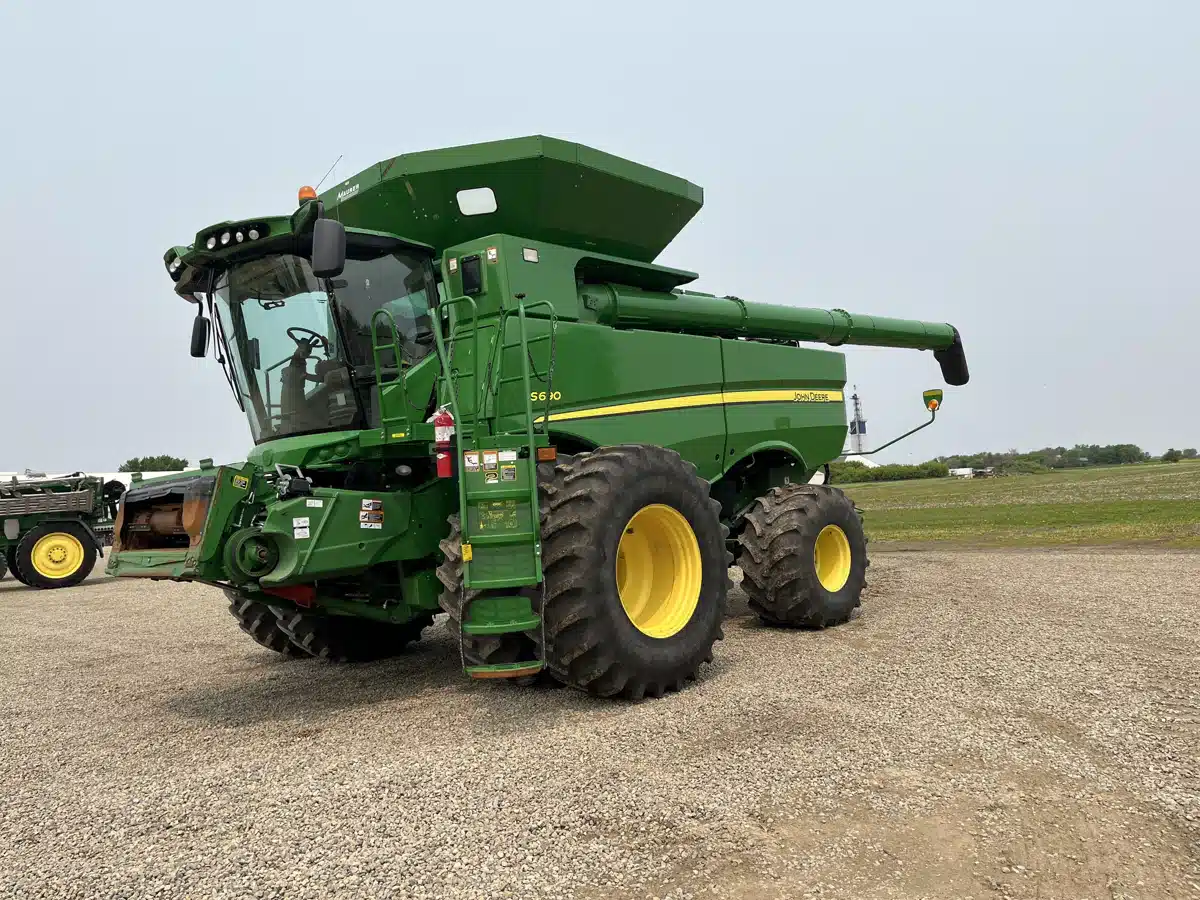 Gallery image 2 for Used 2017 John Deere S690 Combine