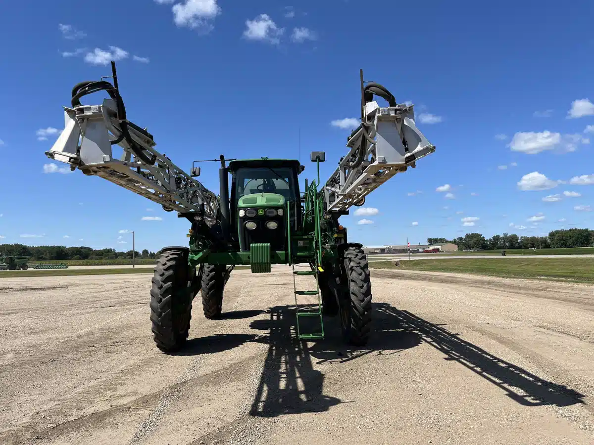 Gallery image 2 for Used 2012 John Deere 4830 Sprayer - Self Propelled