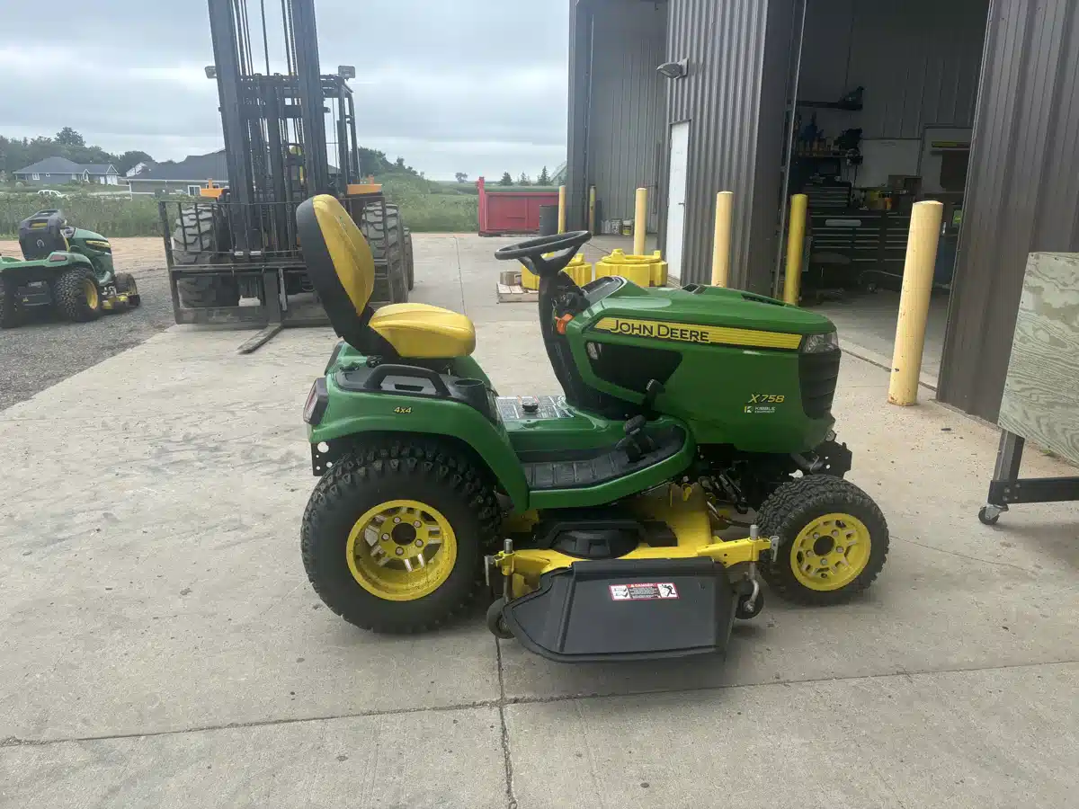 Usagé 2021 John Deere X758 Tracteur à pelouse AgricoleIdéal