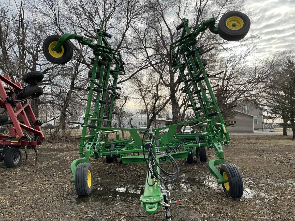 Gallery image 2 for Used 2023 John Deere 2430 Chisel Plow