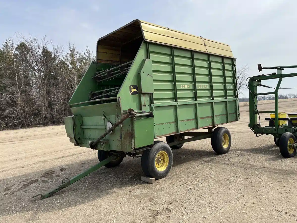 Gallery image 1 for Used John Deere 714 Forage Blower