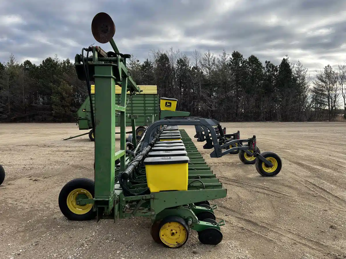 Gallery image 2 for Used John Deere 24R22 Planter