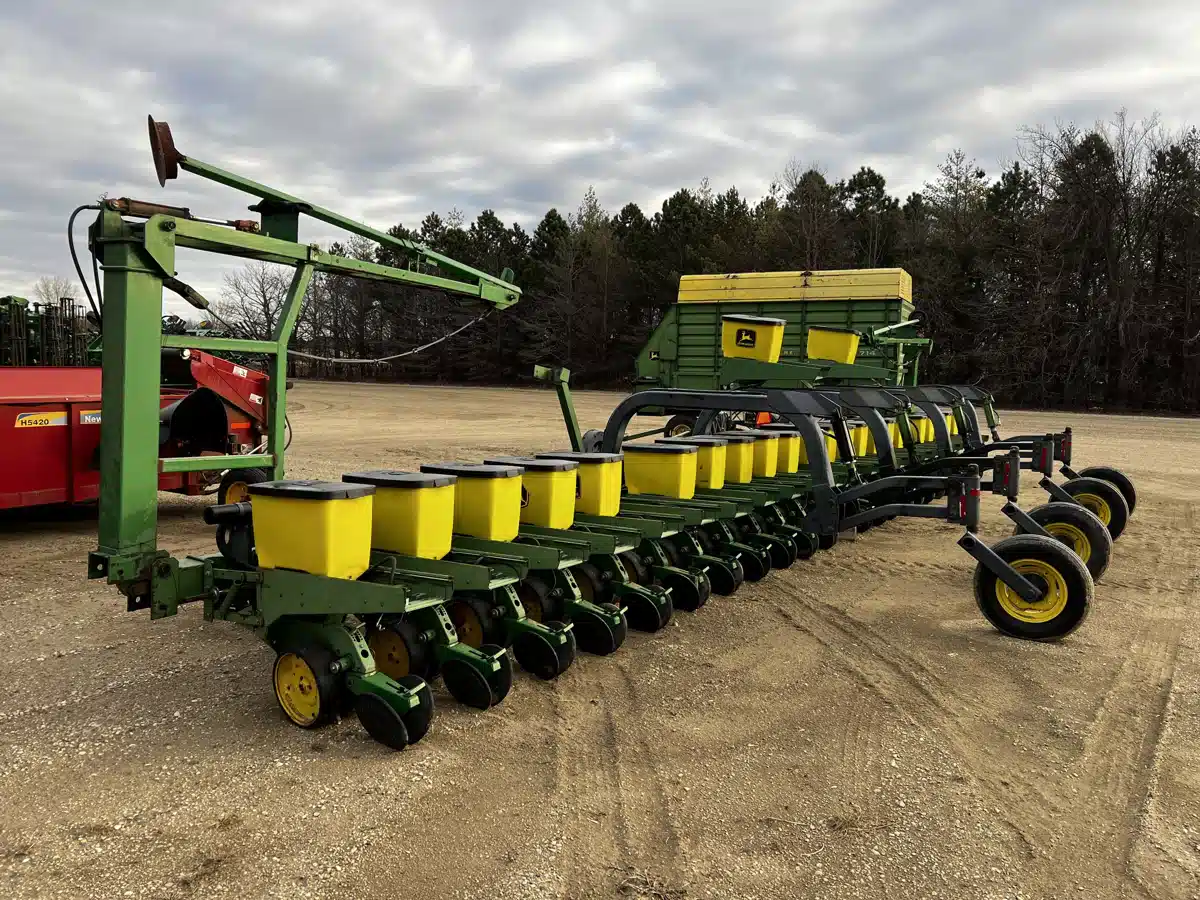 Gallery image 1 for Used John Deere 24R22 Planter