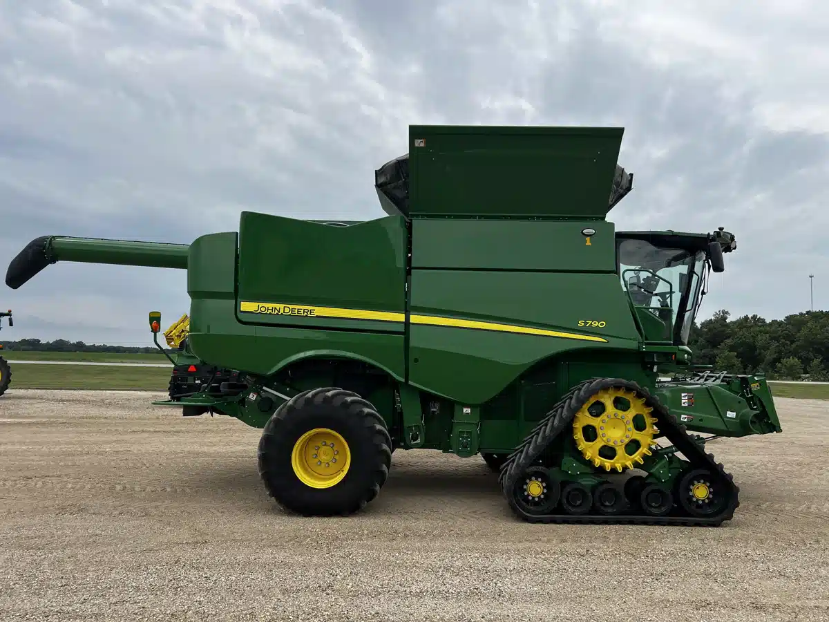Gallery image 2 for Used 2024 John Deere S790 Combine