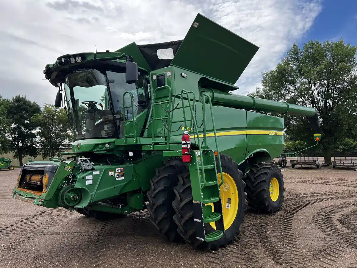 Gallery image 2 for Used 2023 John Deere S780 Combine
