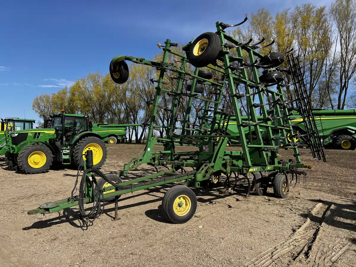Gallery image 1 for Used 2005 John Deere 2210 Cultivator