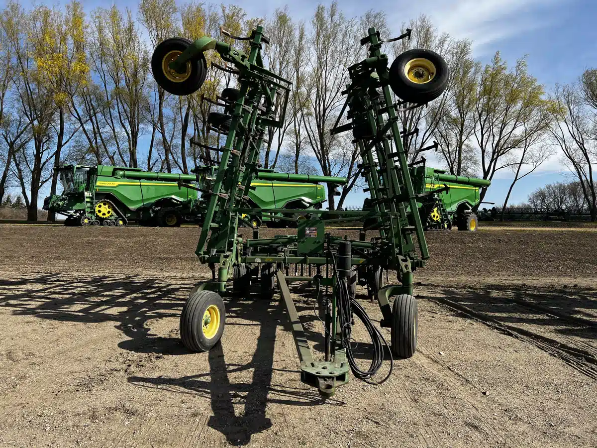 Gallery image 2 for Used 2005 John Deere 2210 Cultivator