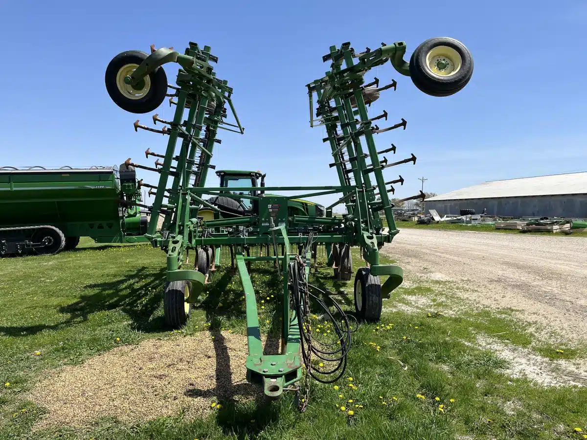 Gallery image 2 for Used 2003 John Deere 2200 Cultivator