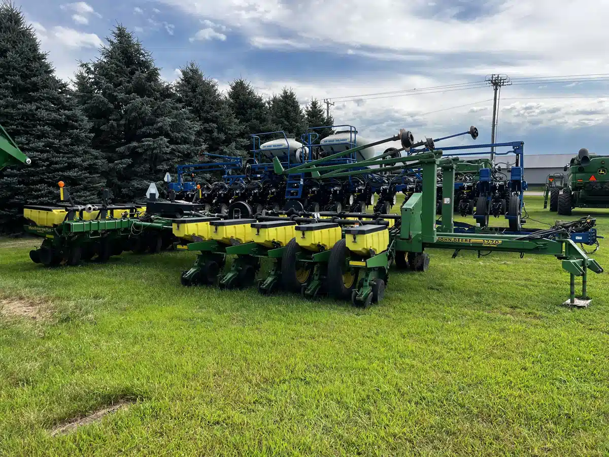 Gallery image 2 for Used 2001 John Deere 1770 Planter