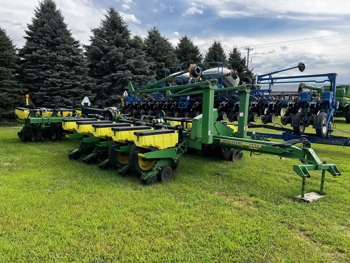 Gallery image 1 for Used 2001 John Deere 1770 Planter