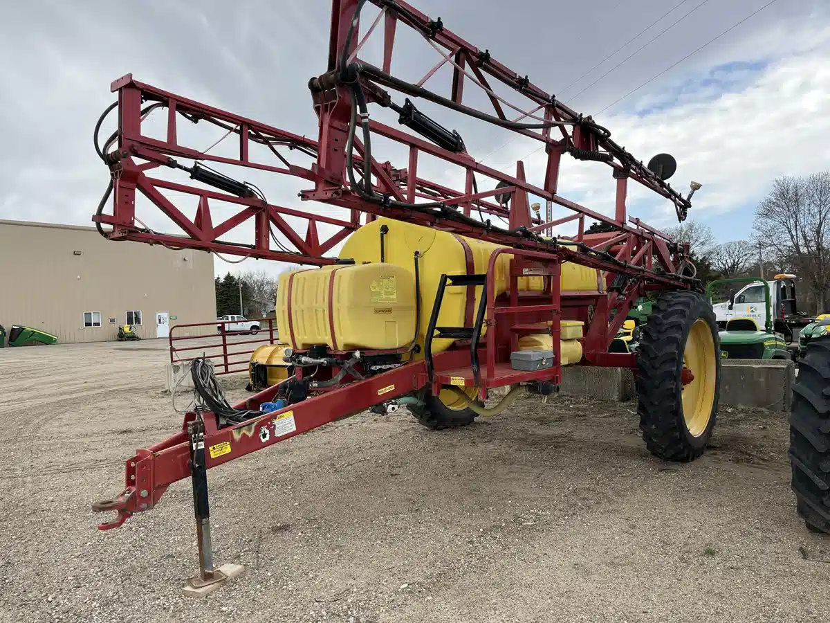 Used Hiniker 1000 Sprayer - Pull Type