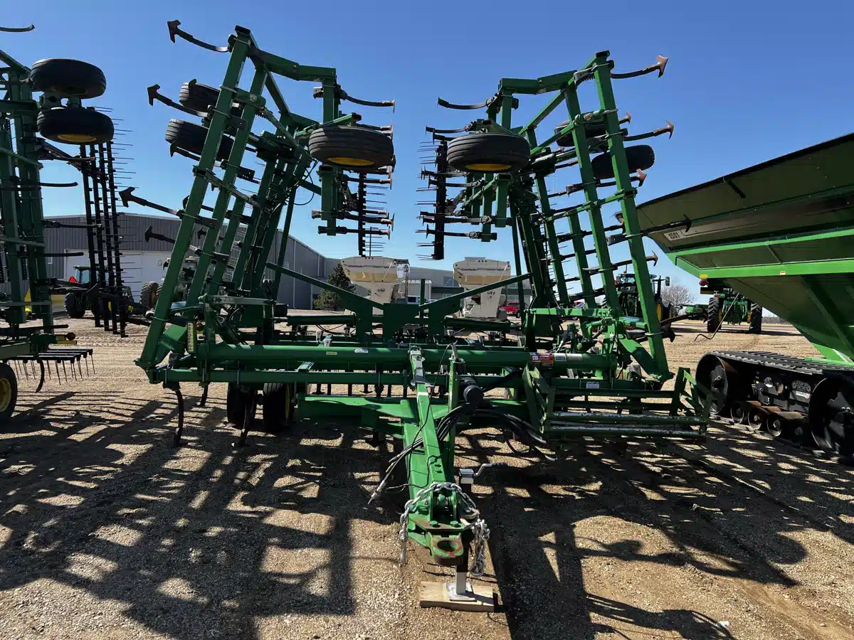 Gallery image 2 for Used 2011 John Deere 2210 Cultivator