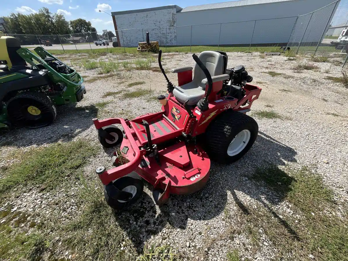 Used 2004 Country Clipper 2560KOTC Mower - Zero Turn