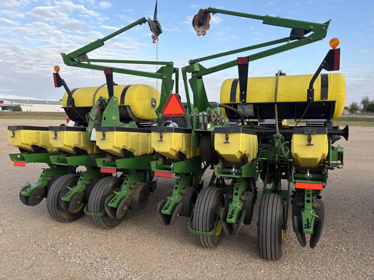 Gallery image 2 for Used 2010 John Deere 1760 Planter