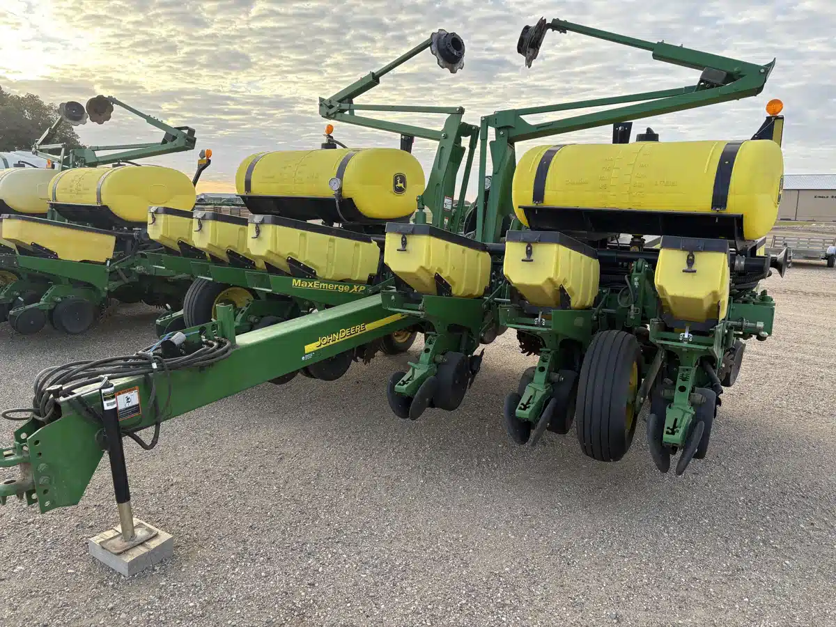 Gallery image 1 for Used 2010 John Deere 1760 Planter