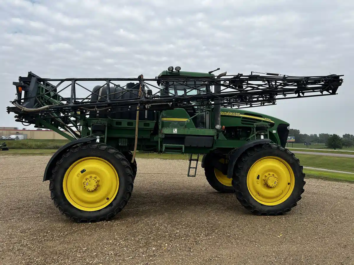 Gallery image 2 for Used 2005 John Deere 4720 Sprayer - Self Propelled
