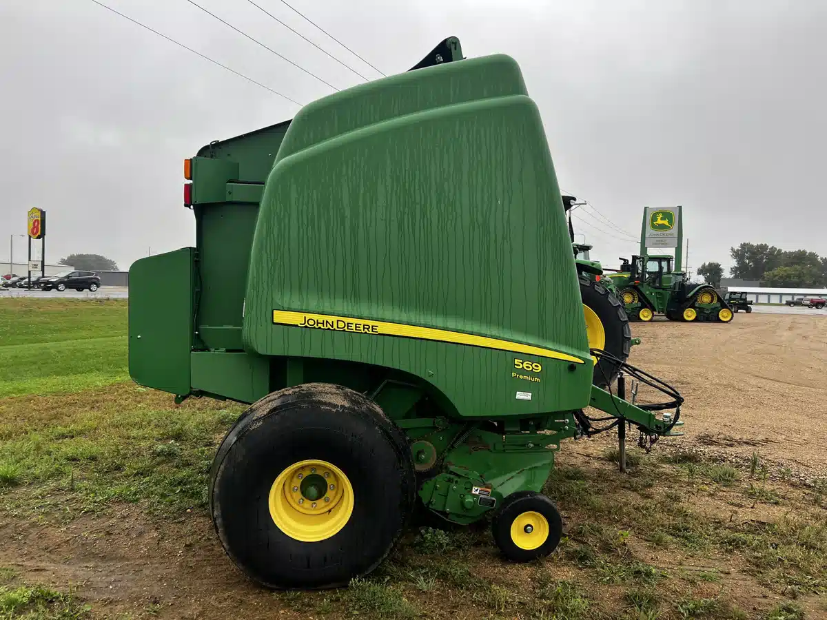Gallery image 2 for Used 2015 John Deere 569 PREMIUM Round Baler