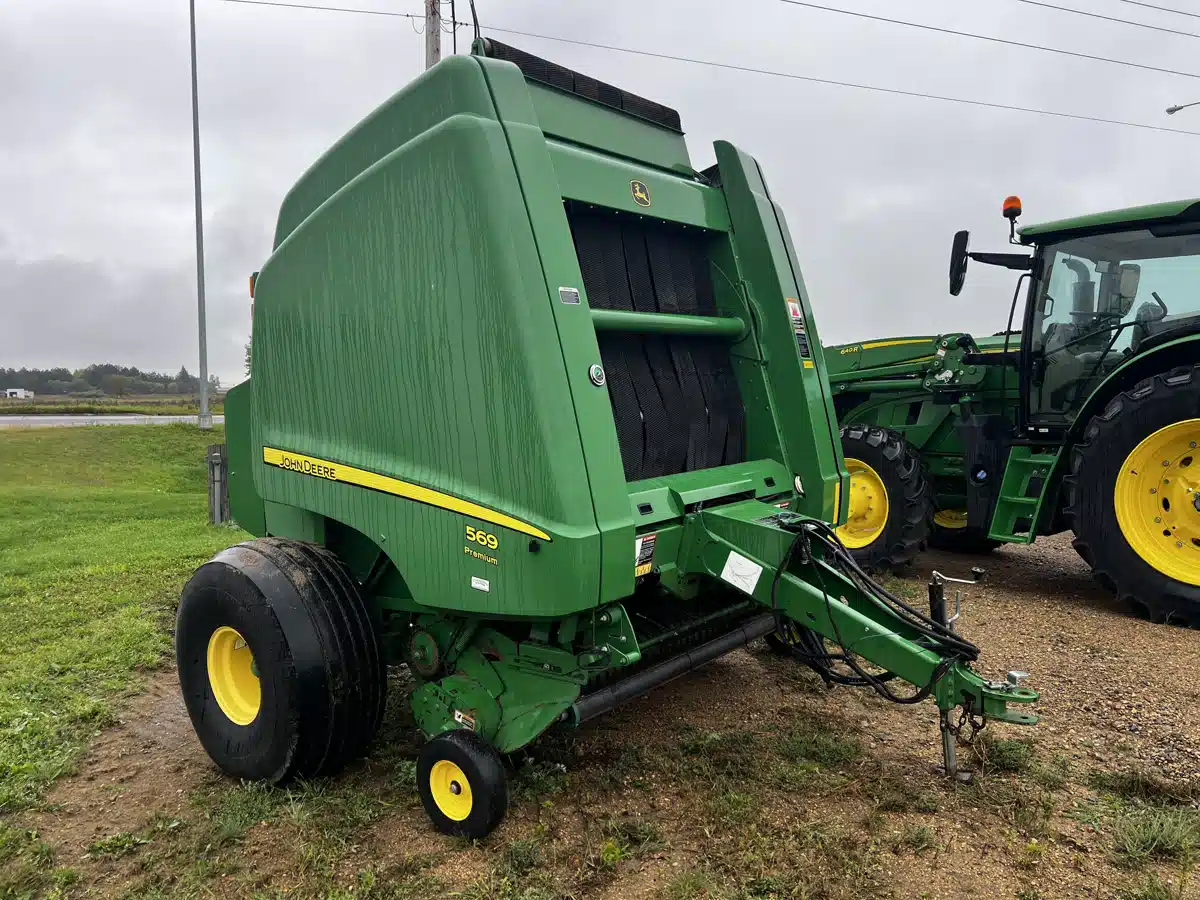 Gallery image 1 for Used 2015 John Deere 569 PREMIUM Round Baler