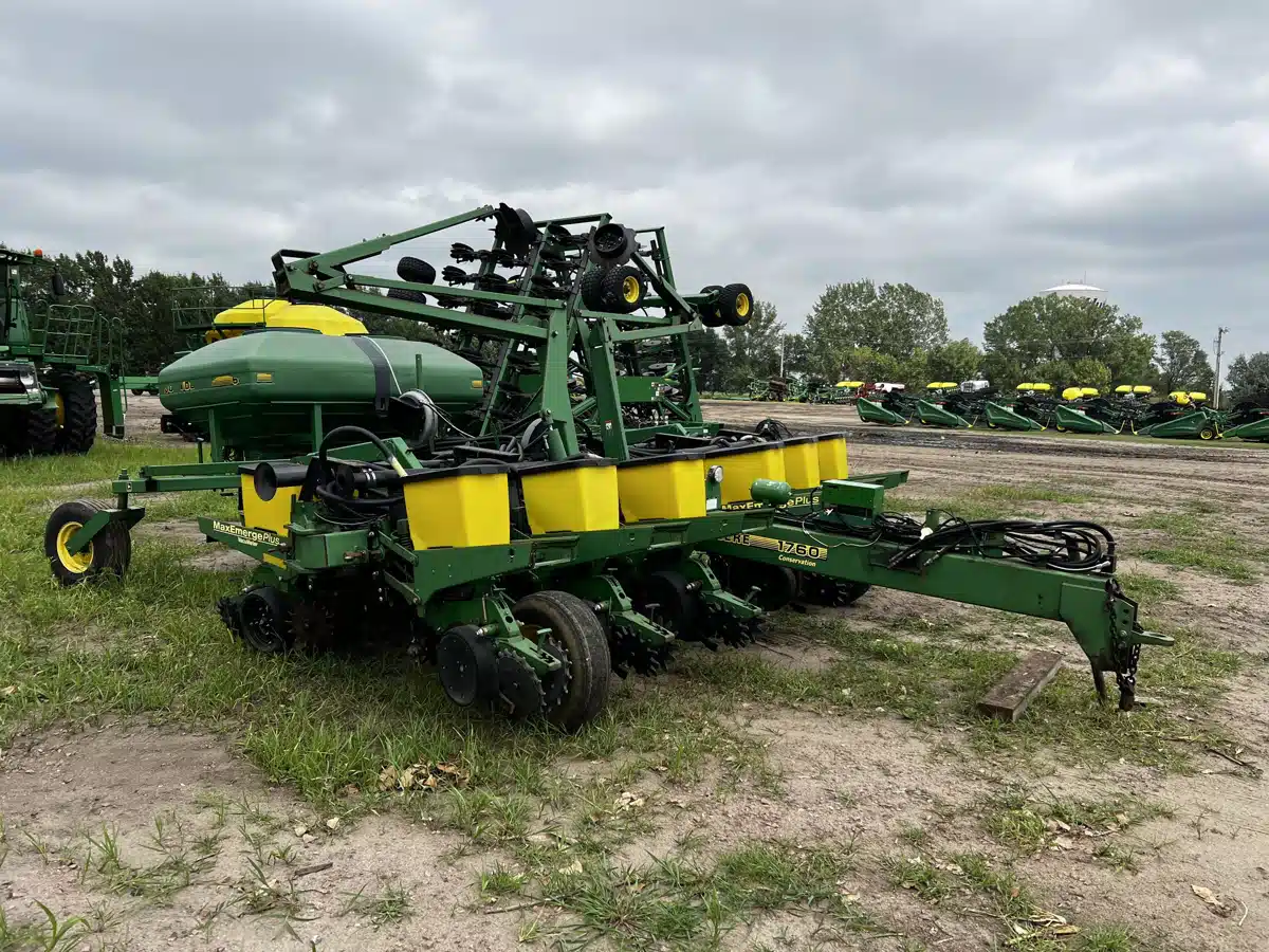 Gallery image 1 for Used 1998 John Deere 1760 Planter