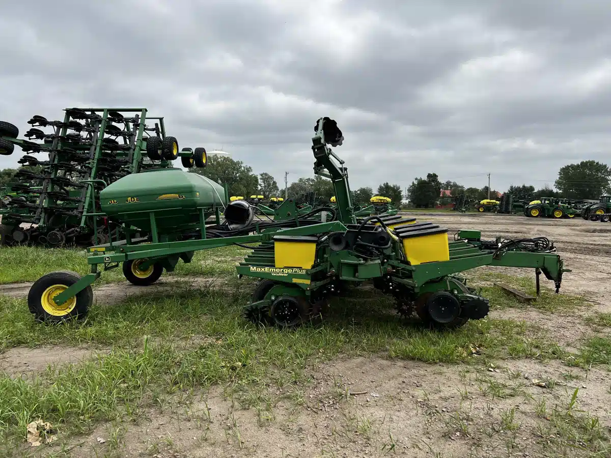 Gallery image 2 for Used 1998 John Deere 1760 Planter