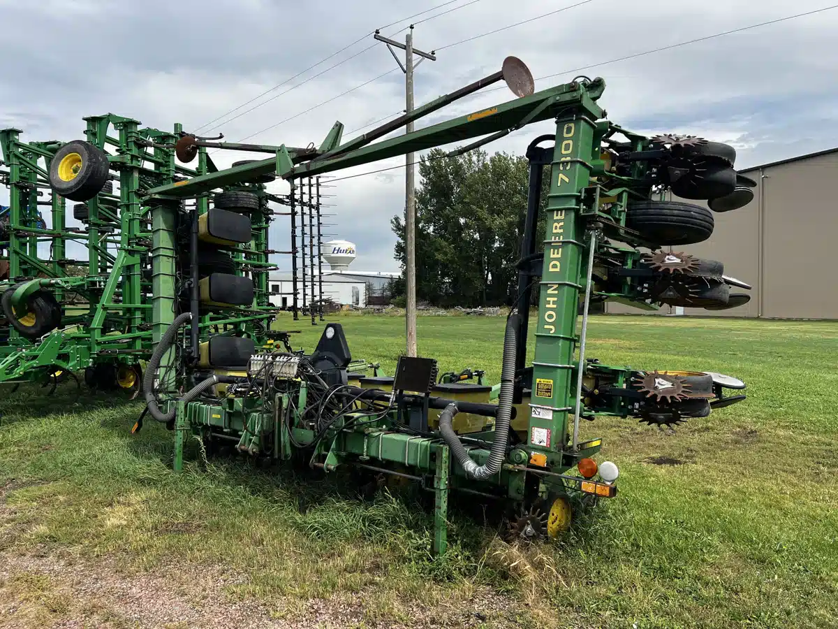 Gallery image 2 for Used 1990 John Deere 7300 Planter