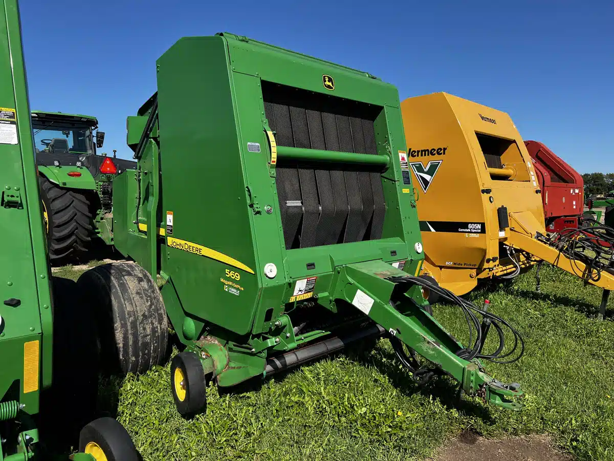 Gallery image 1 for Used 2015 John Deere 569 Round Baler