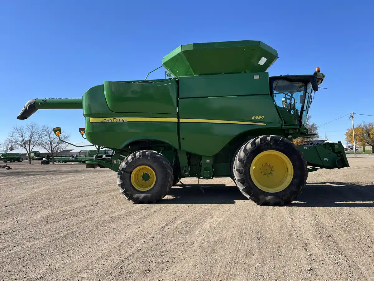 Gallery image 2 for Used 2013 John Deere S690 Combine