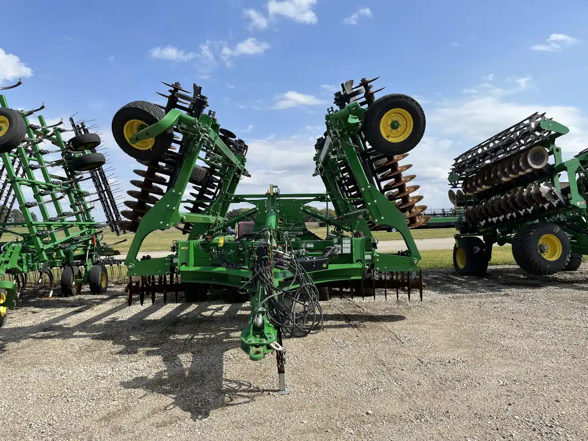 Gallery image 2 for Used 2024 John Deere 2660VT Vertical Tillage