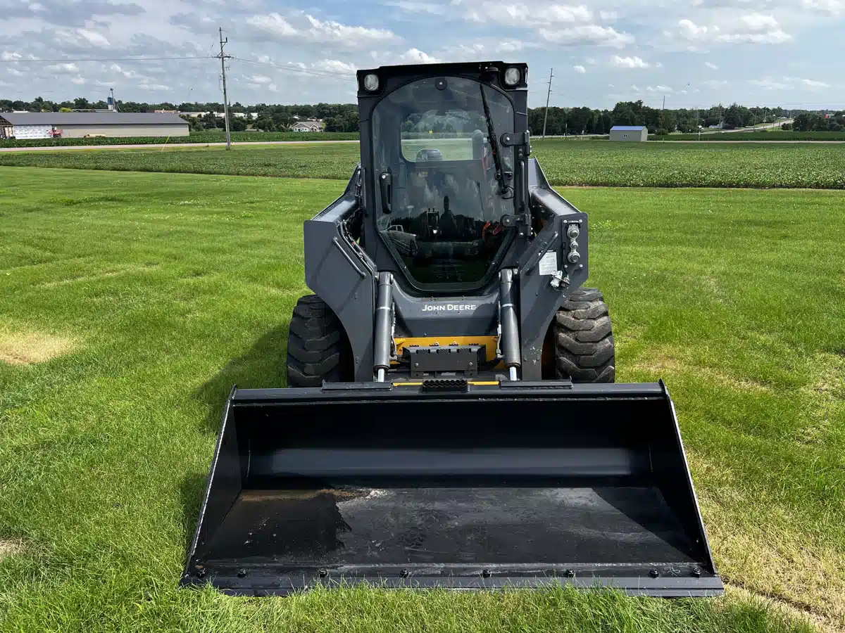 Gallery image 2 for Used 2023 John Deere 324G Skid Steer