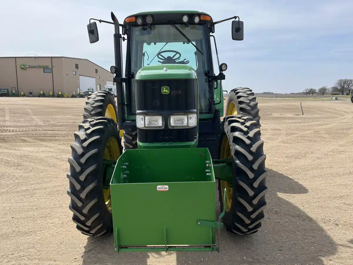 Gallery image 2 for Used 2004 John Deere 7520 Tractor