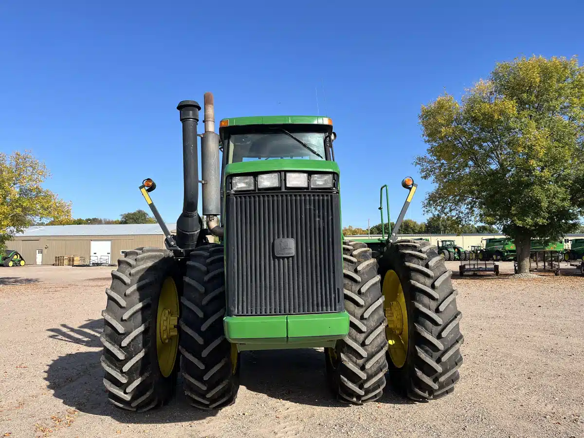 Gallery image 2 for Used 2001 John Deere 9200 Tractor