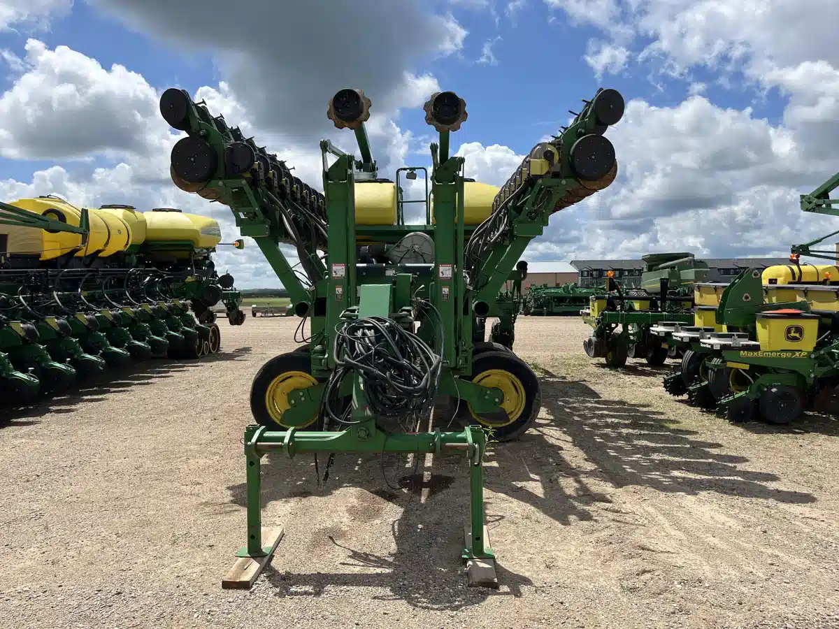 Gallery image 2 for Used 2005 John Deere 1790 Planter