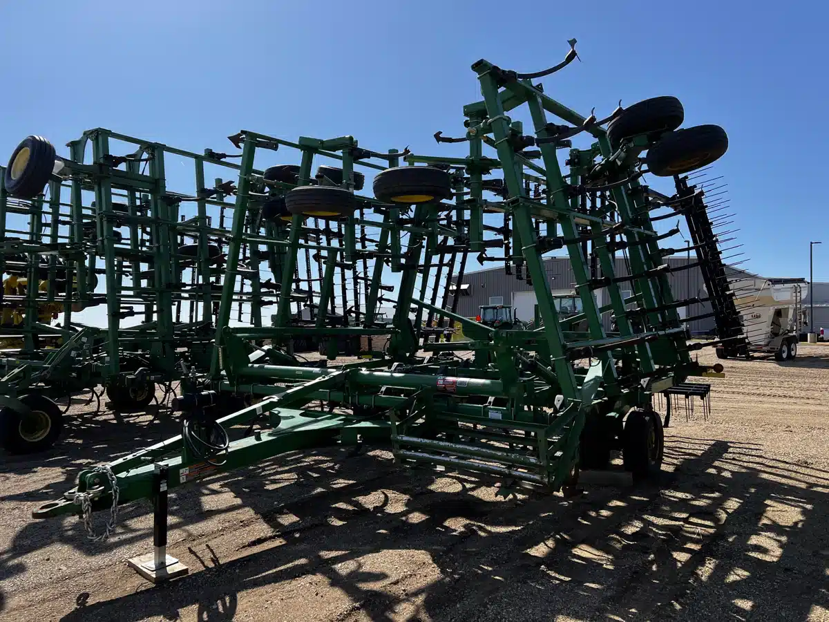 2011 John Deere 2210 Cultivator