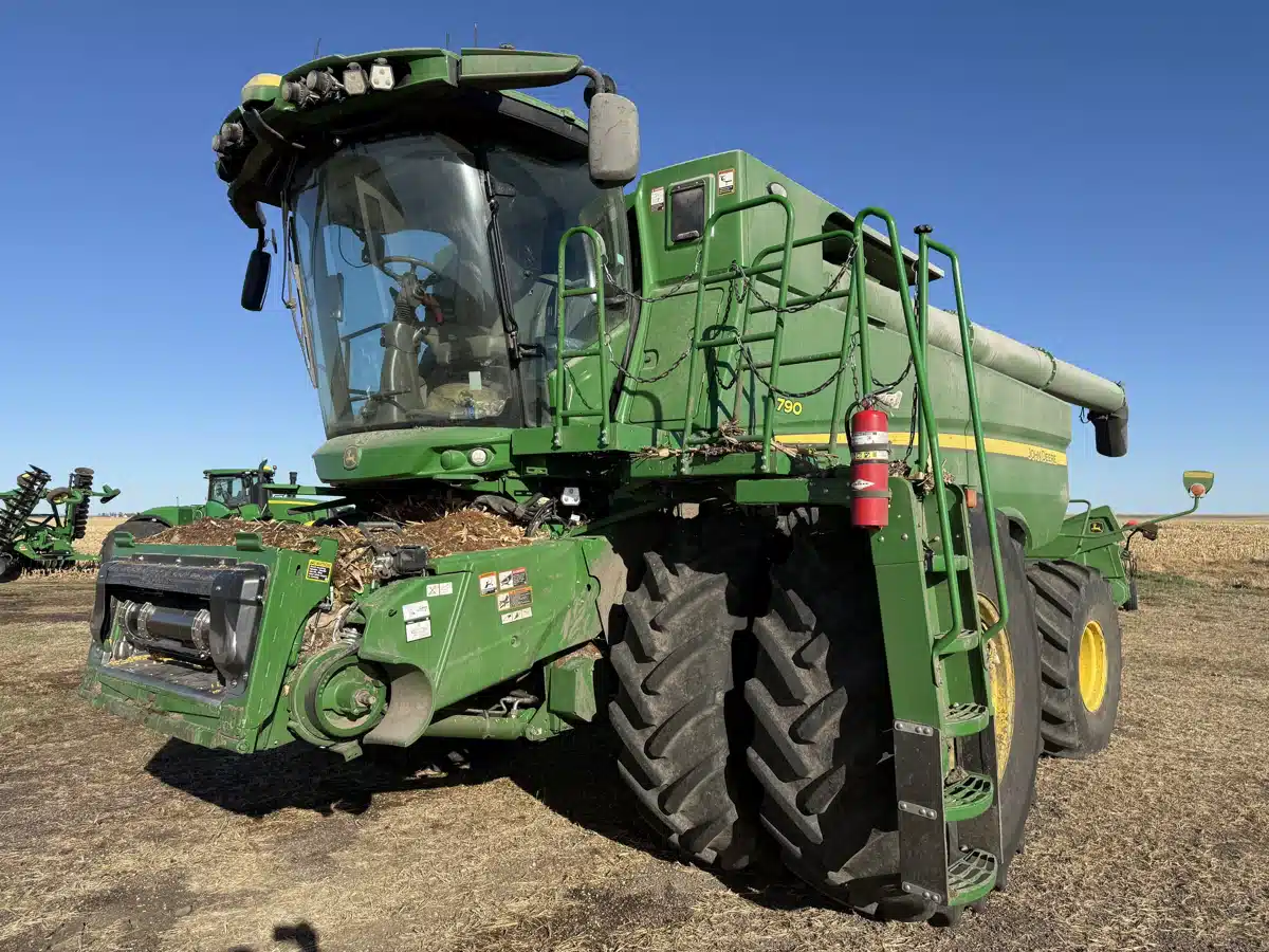 Gallery image 1 for 2024 John Deere S790 Combine