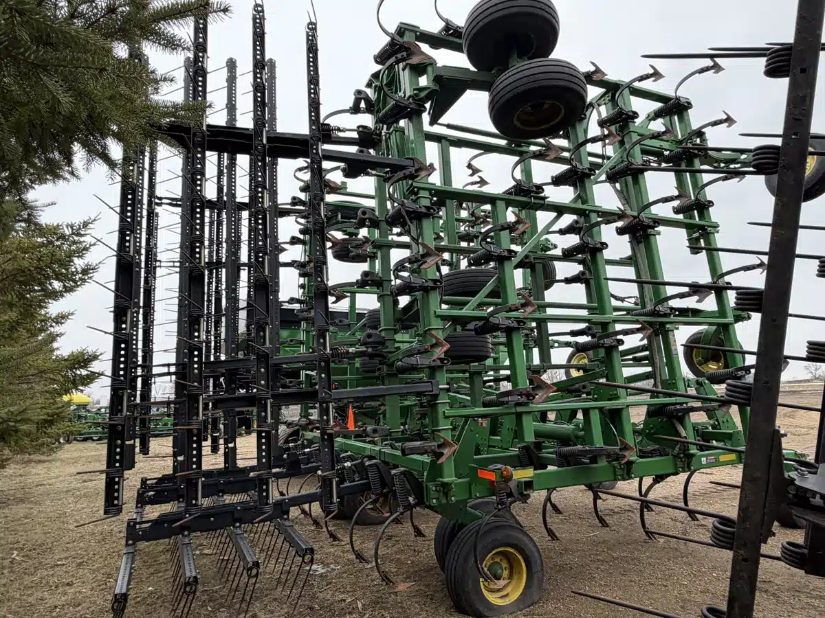 Photo de la Galerie 2 pour 2012 John Deere 2210 Cultivateur